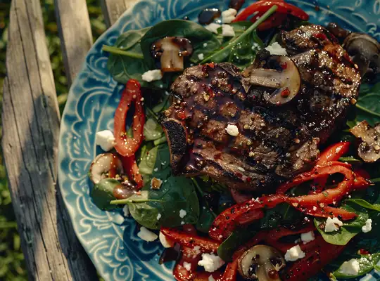 Stashcook | Grilled Ribeye with Spinach & Roasted Red Pepper Salad