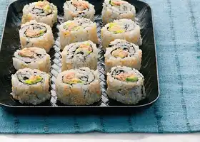 Tuna and avocado inside-out maki (uramaki) recipe