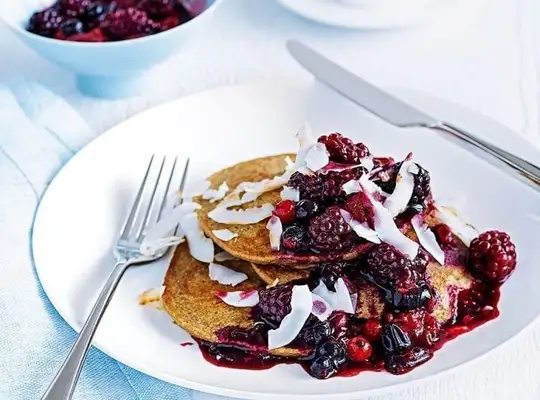 Stashcook | Healthy banana pancakes with berry compote
