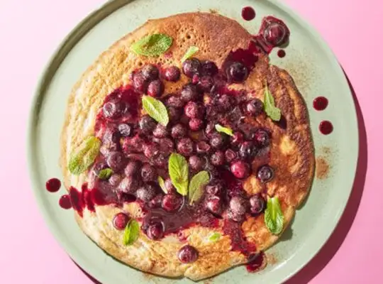 Stashcook | Banana & cinnamon pancakes with blueberry compote